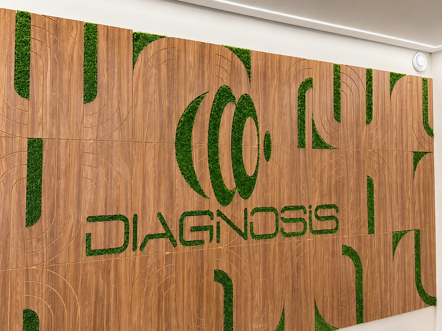 Painel com a marca Diagnosis Rio Preto no interior da clínica